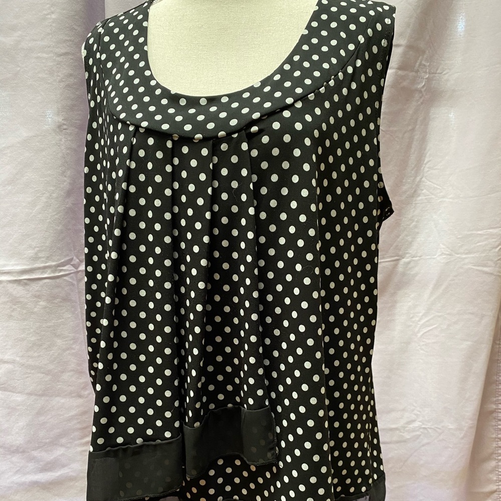 Sleeveless black & white polka dot shirt